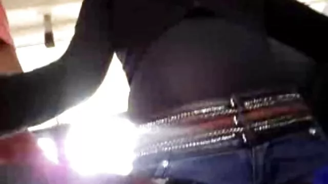 منتصف الليل مخبأة في غرفة نوم أختها يعود من المدرسة ويلقي سراويل مقاطع اباحيه اجنبي داخلية لها جانبا
